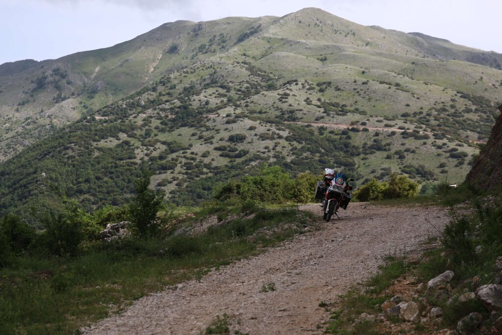 Grüne Berge mit einer Honda Africa Twin auf der Rechten Seite